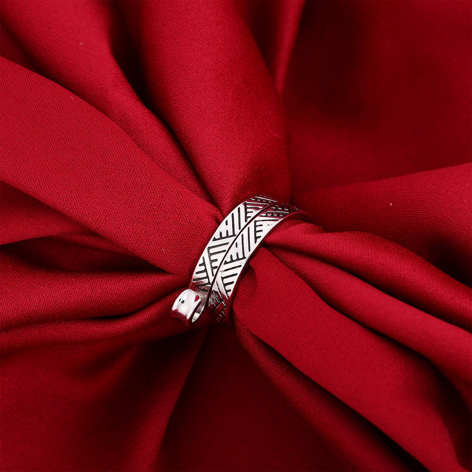 

2Pcs Crochet Adjustable Peacock Shape Finger Rings Yarn Guide for Knitting Multipurpose Knitting Crochet Rings