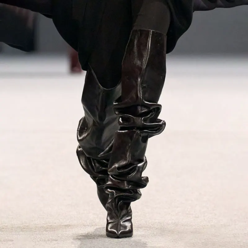 

Дизайнерские сапоги до колена с напуском, кожа, острый носок, дизайн со рюшами, доступны в бордовом цвете, черный, серый