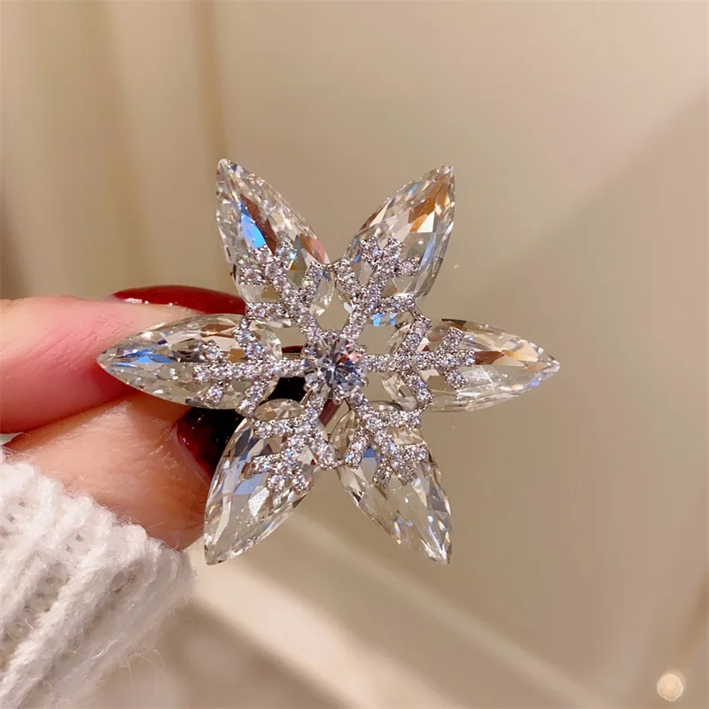 Snowflake Brooches For Women Girl  Shine Zirconia Stone Sparkling Fashion Accessories Romantic Fine Jewelry Party Gift Brooch