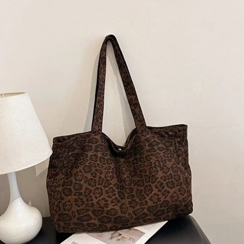

Fashionable Ladies Shoulder Bag Made Of Premium Leather With Classic Designer Paris Inspired Trendy Design For Outings​