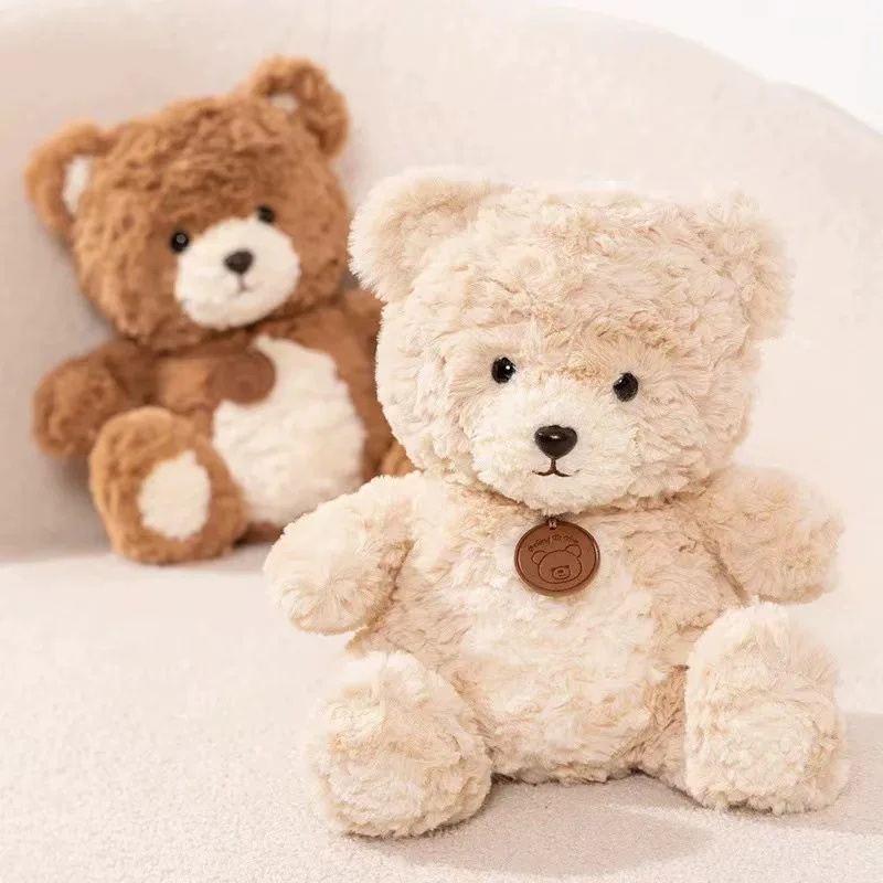 Un ours en peluche de 30 centimètres de haut dans le style d'un ours guerrier McGee avec trois couleurs. C'est le cadeau parfait pour la famille un