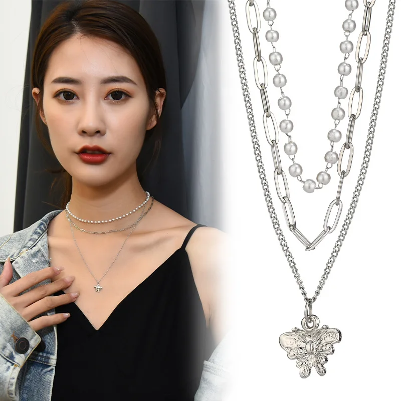 يتميز القلادة المصنوعة من الفولاذ المقاوم للصدأ على شكل فراشة من ثلاث طبقات بتصميم متخصص على أسلوب بارد وبسيط