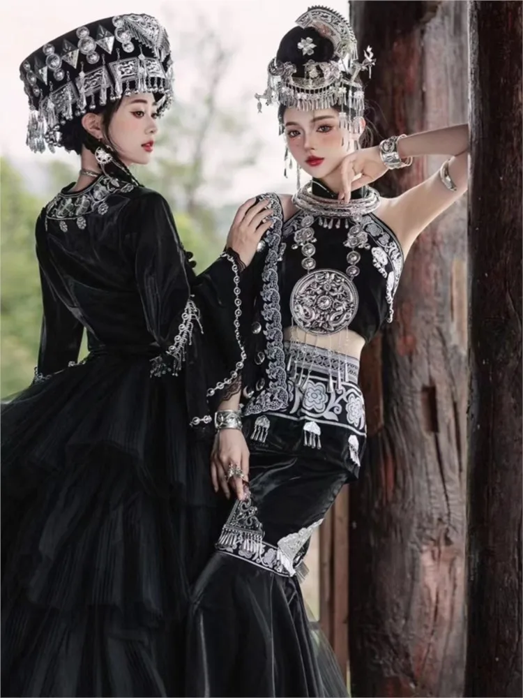 

Классическая черно-белая комбинация для экзотических этнических выступлений, фотографии путешествий лучшего друга.