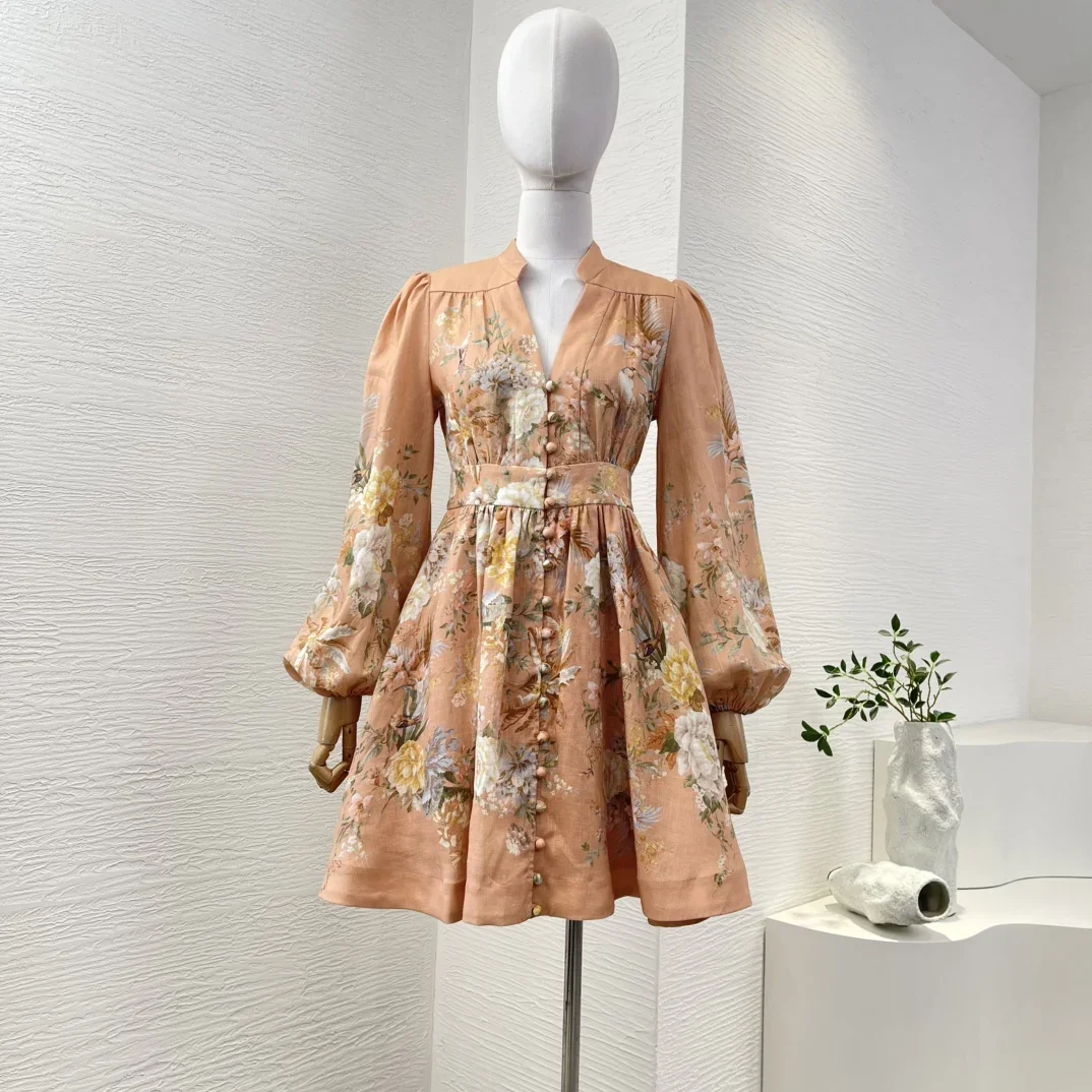 Hochwertiges Minikleid aus Leinen mit Blumendruck in Orange und Weiß und langen Ärmeln und Falten