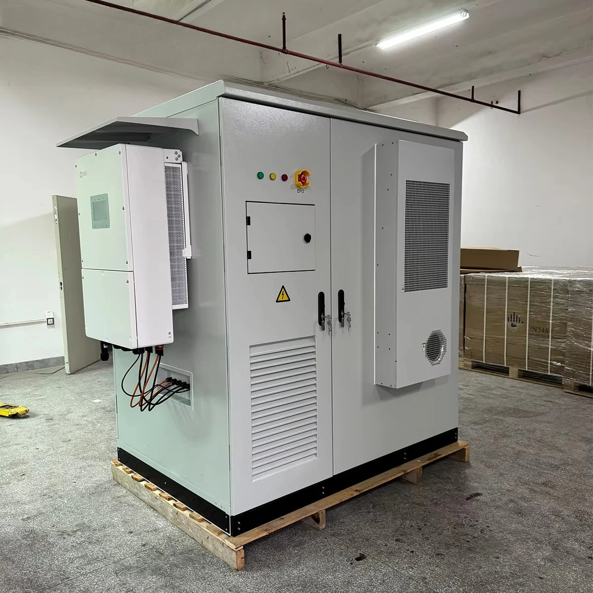 Système de stockage extérieur de batterie 100KW d'armoire solaire de refroidissement par air avec l'EMS et le système d'énergie de PV