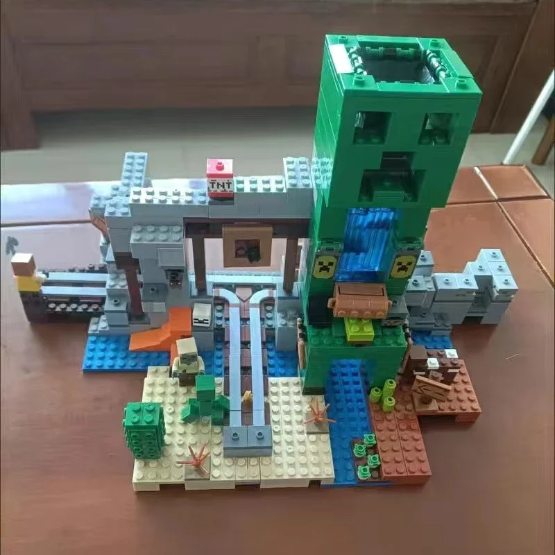 

852pcs The Creeper Mine Building Blocks Toys Compatible With 21155