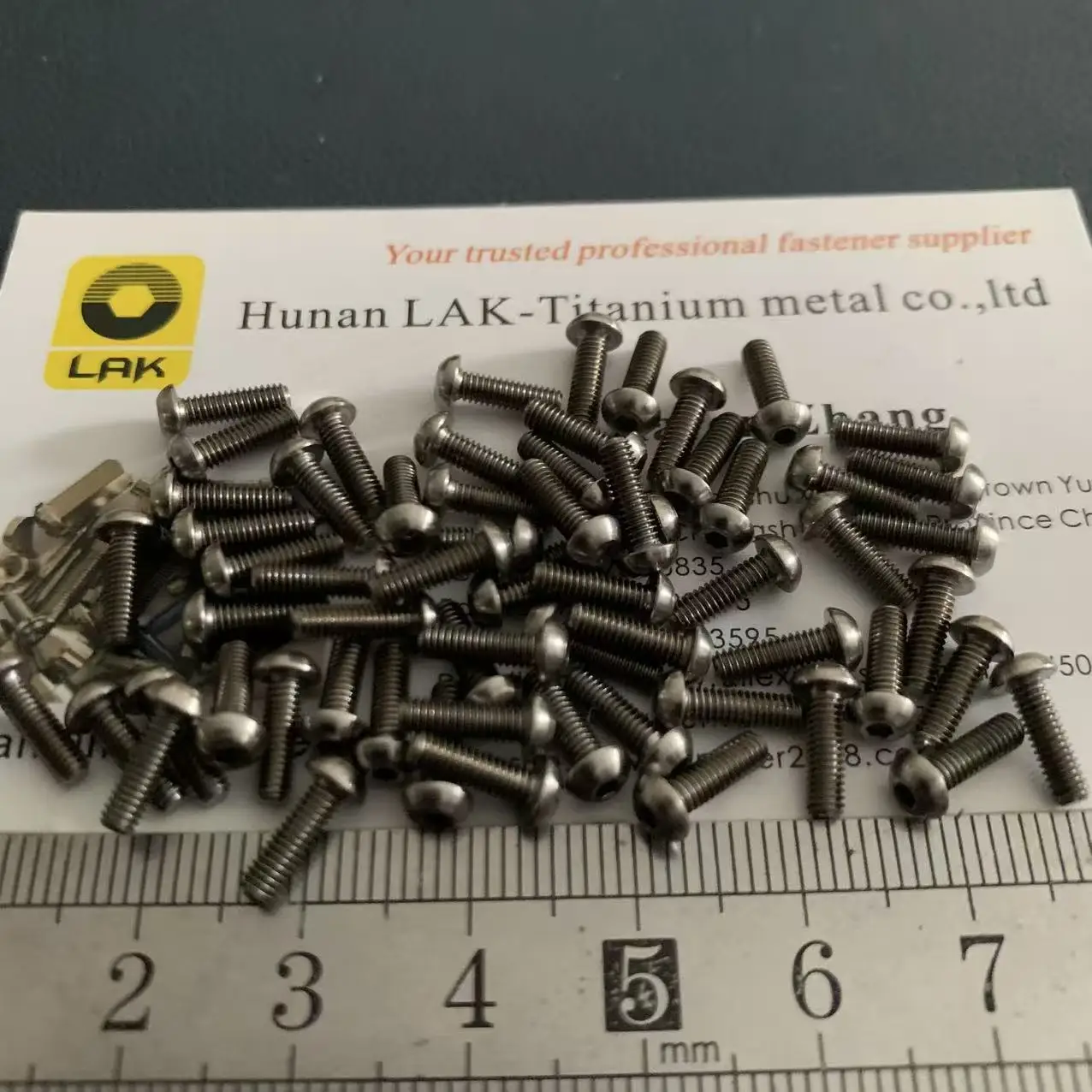 M2.5 * 5 6 8 10 12 16 Gr5 مقبس سداسي مستدير/زر رأس برغي تيتانيوم