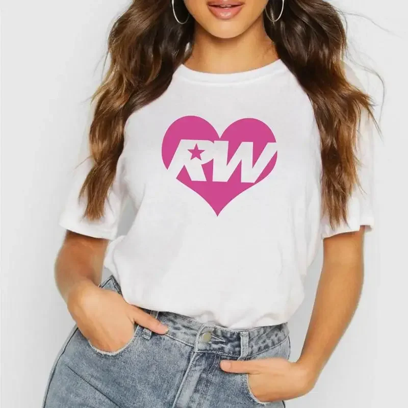 Camiseta Robbie Williams blanca inspirada en el logo RW con estampado de corazón rosa, gira 2025