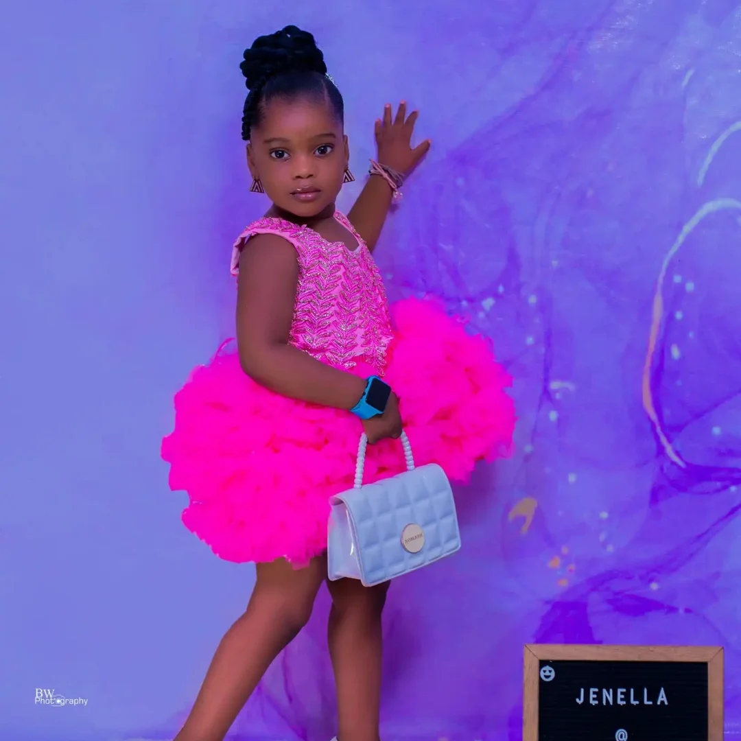 Abiti da ragazza di fiore rosa caldo per matrimonio Lunghezza al ginocchio Bella ragazza Festa di compleanno per bambini Abiti da prima comunione personalizzati