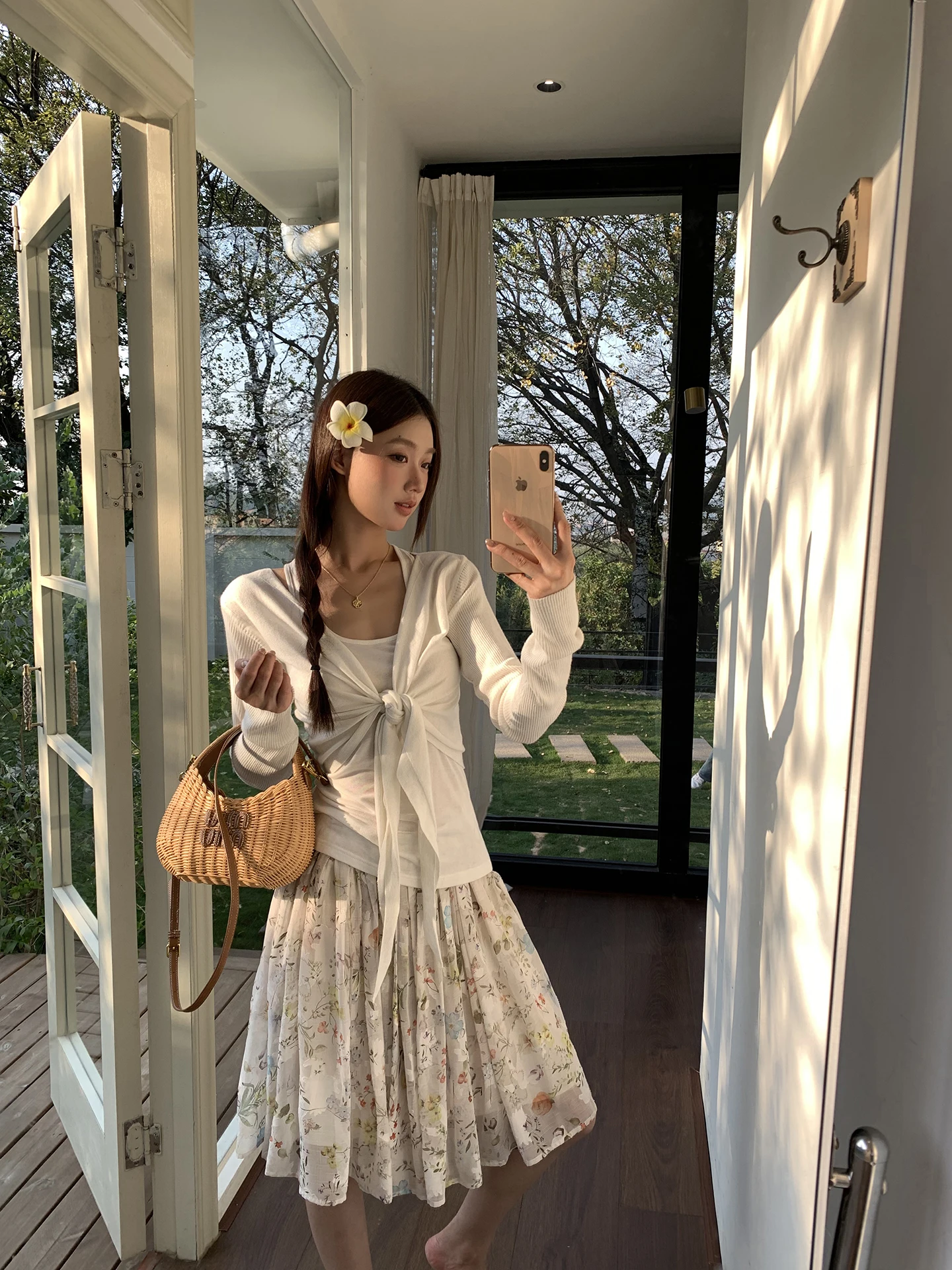 

Unique Beautiful White Knitted Sweater Women's Base Layer irt Design Sense Red Celebri Museum New 2026 Commute Sle Stra...