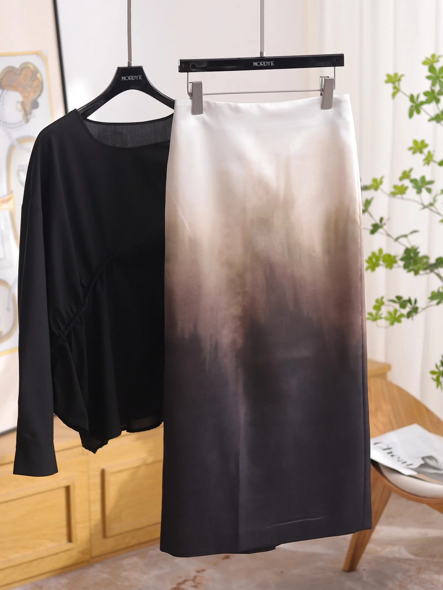 

Elegant Gradient Color Flowing Silk Half Skirt Women's Fitted Skirt Vintage Style High Waist Zipper Back City Commute Casual