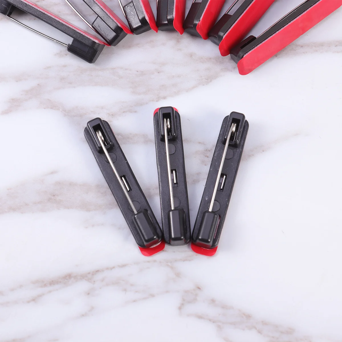 100 قطعة من دبابيس بروش السلامة البلاستيكية باللون الأسود M ظهور لاصق قوي لشارات الأسماء علامات الهوية مشاريع يدوية لا حاجة إلى غراء إضافي