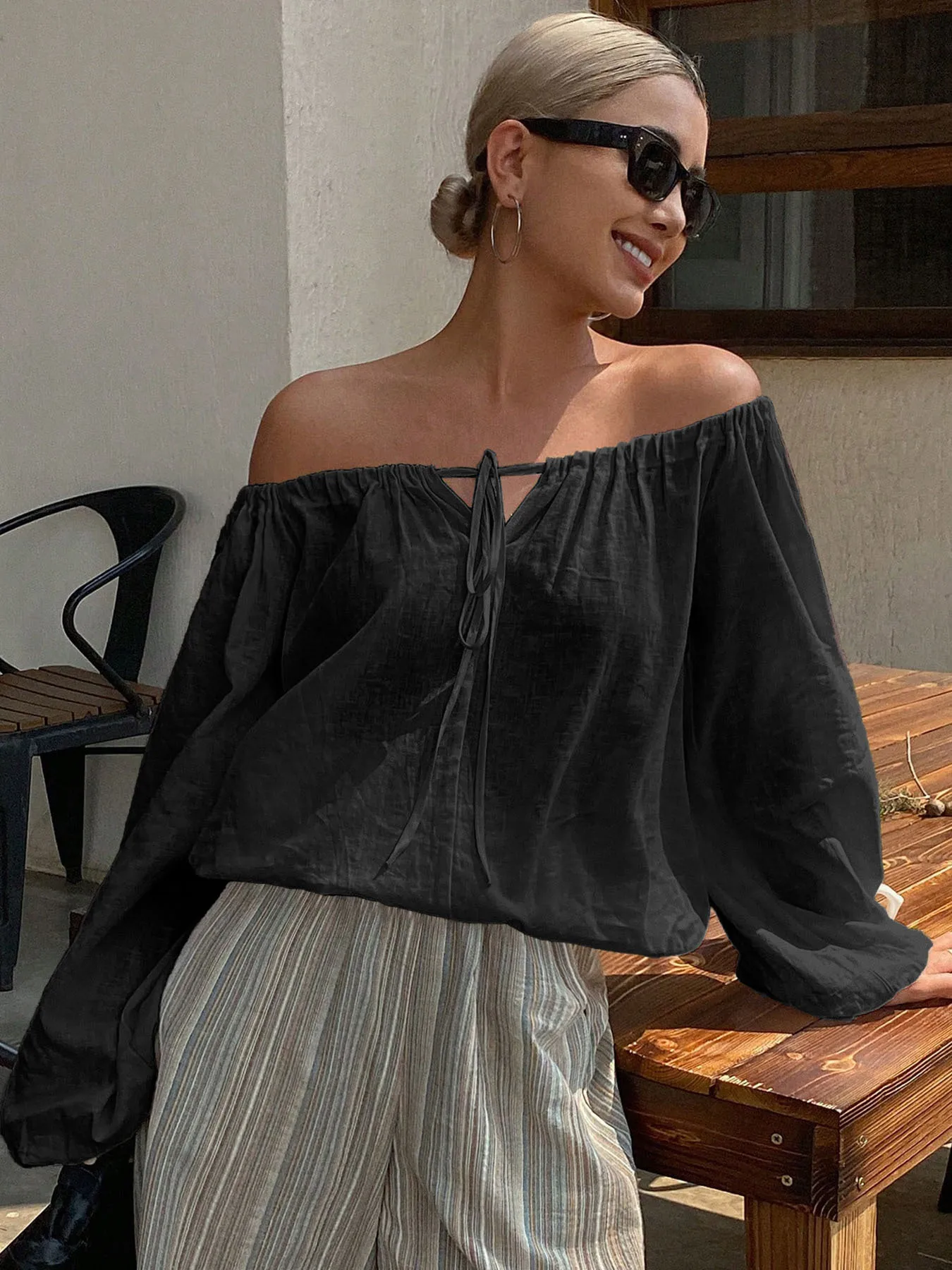 Damen-Bluse aus 100% Baumwolle mit schulterfreiem Design, Laternenärmeln, verstellbarem Bindekragen und elastischem Design. – Detail 9