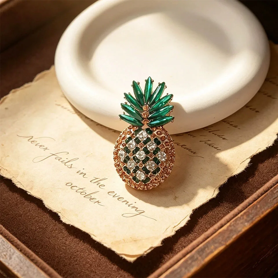 Exquisite Women Crsytal Pineapple Classic Brooches Pines Fashion Shining Boutique Fruit Rhinestone Badges Jewelry