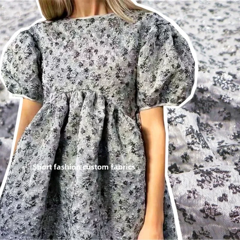 

Золотая линия, парча, жаккардовая ткань, окрашенная в пряжу, маленькое платье с цветочным тиснением, плащ, модный бренд, модный дизайн, ткань для шитья своими руками