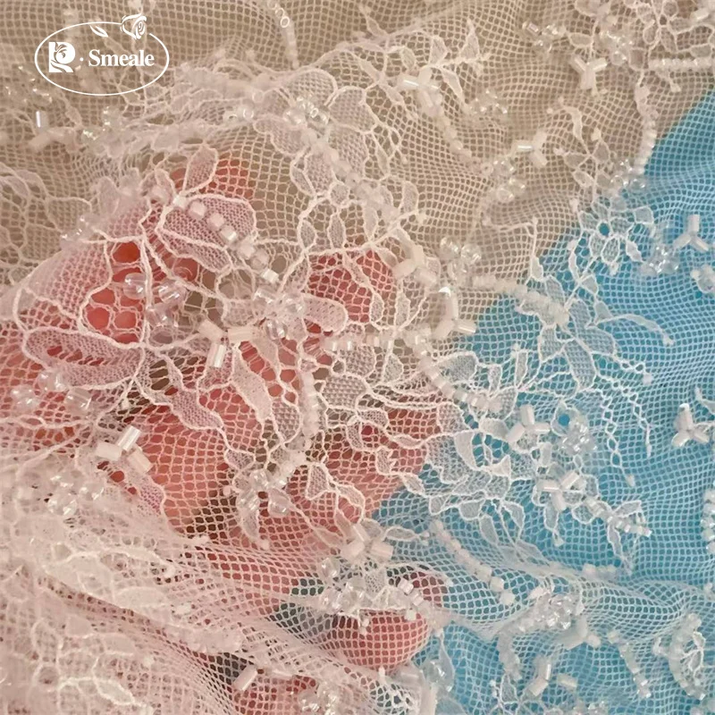 Perlen-Pailletten-Spitzenstoff. Luxuriöses Abendkleid aus französischer Spitze. Hochwertige Maßanfertigung für Braut- und Hochzeitsstoffe. – Detail 2