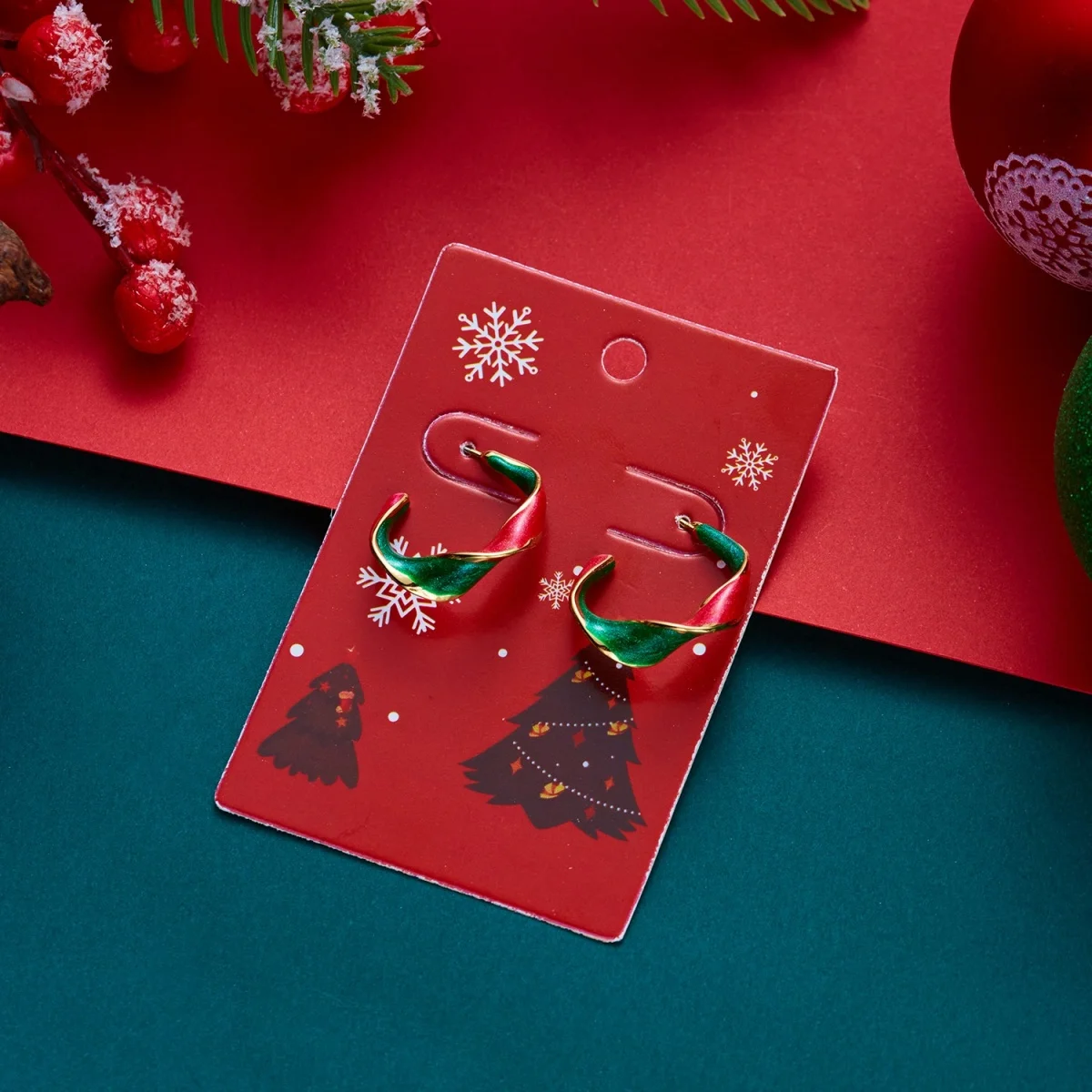 Weihnachtliche, rot-grüne, emaillierte, gedrehte C-förmige Ohrstecker für Damen, unregelmäßige Kreisohrringe, Schmuckgeschenk für Feiertage und Neujahrspartys – Detail 15
