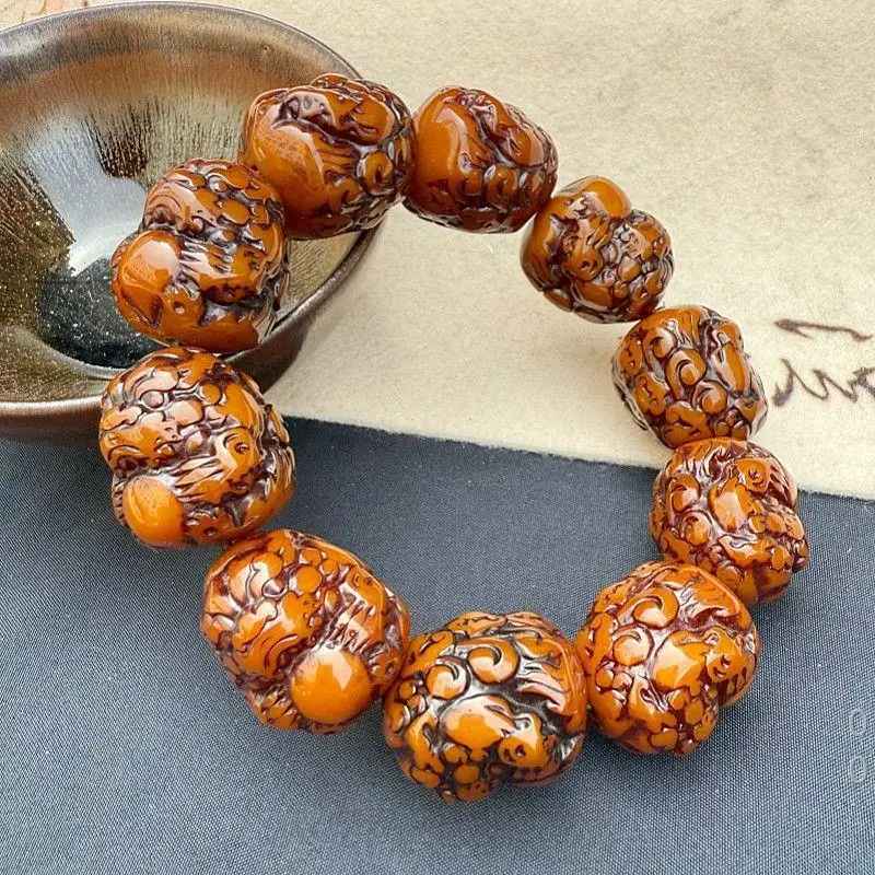 yellow wax Pixiu bracelet, oily, plump, and transparent, made from old material, with a lion holding a hydrangea, symbolizin