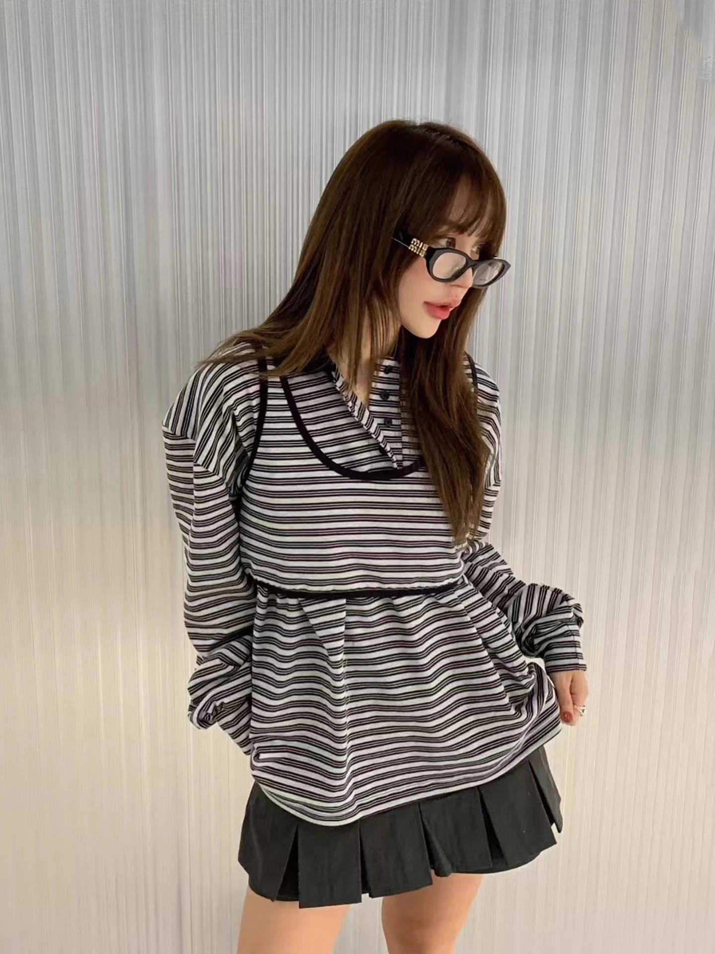 シックな秋のヴィンテージ風 ネロングスリーブ ストライプTシャツ レディース オルト スレセット ベスト付き ファッショナブルな通勤スタイル