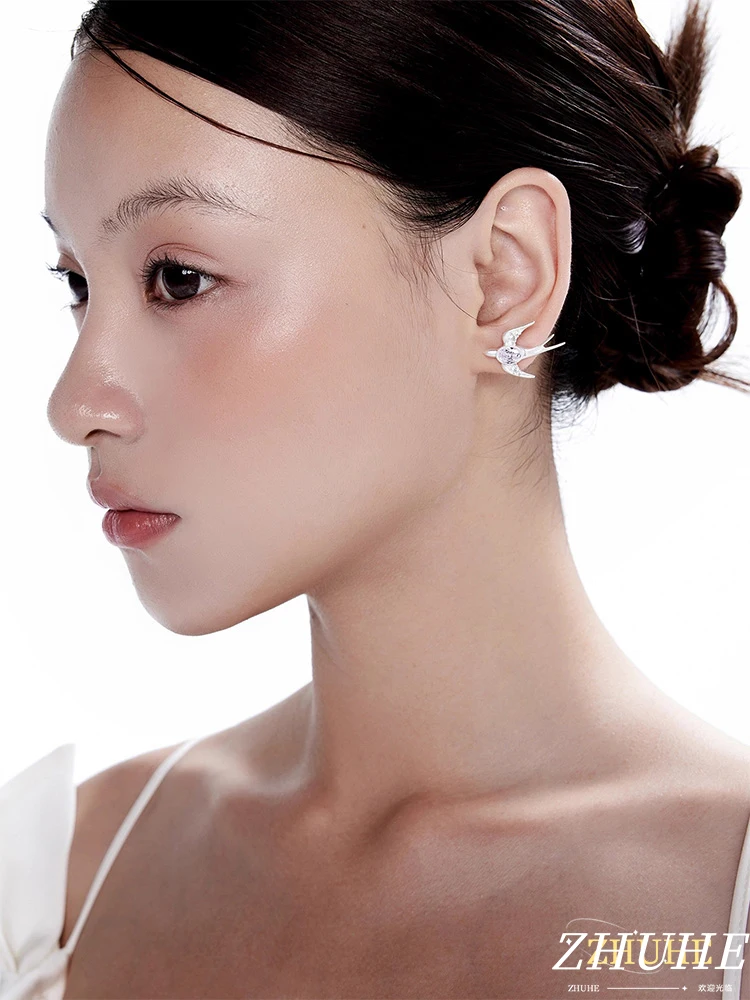 Pendientes flotantes de golondrina de gota de agua biológica en forma de U con un diseño ligero de lujo y moderno para su novia