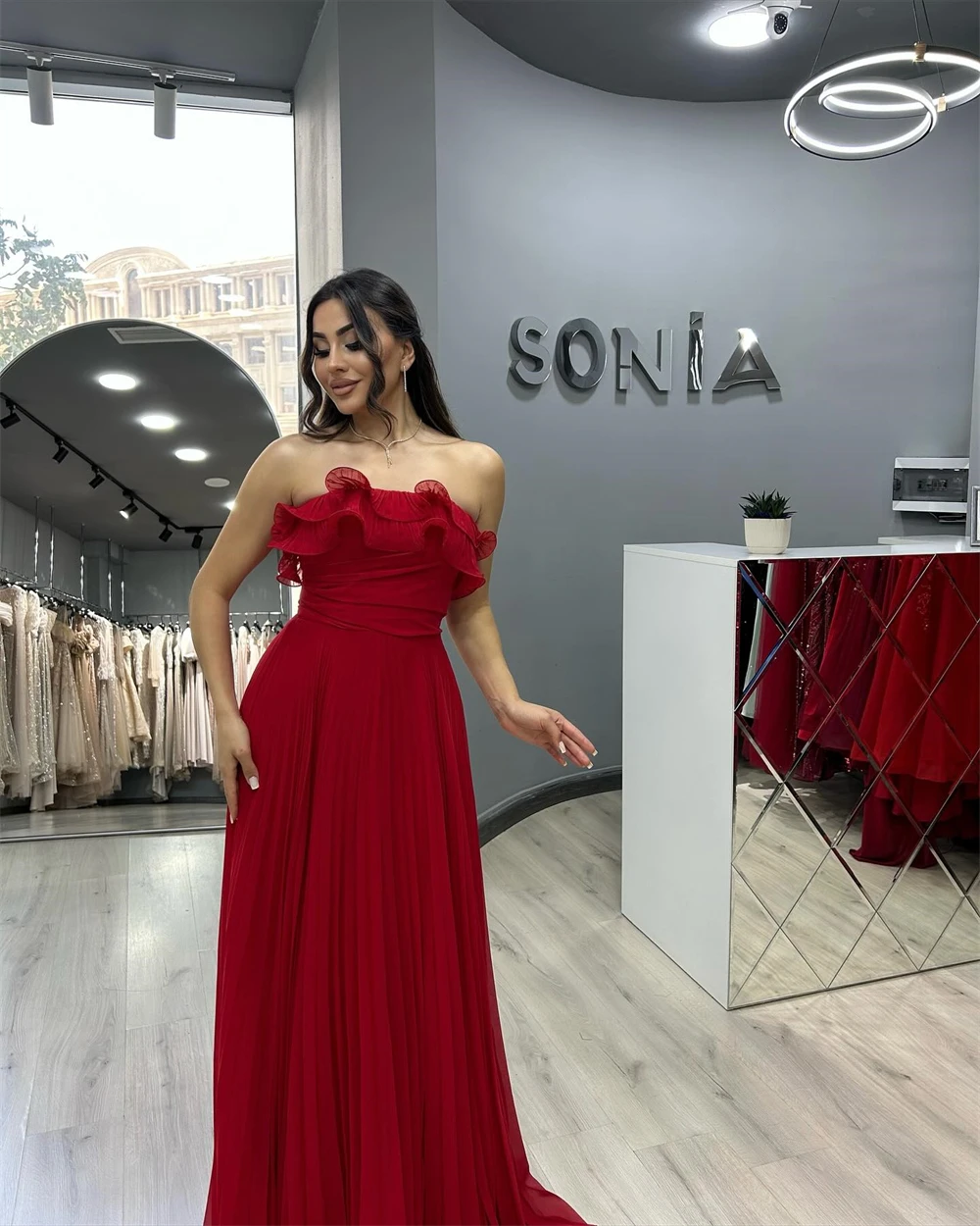 

Простое красное шифоновое вечернее платье по индивидуальному заказу, вечернее платье знаменитостей без бретелек без рукавов, нежное вечернее платье трапециевидной формы со шлейфом