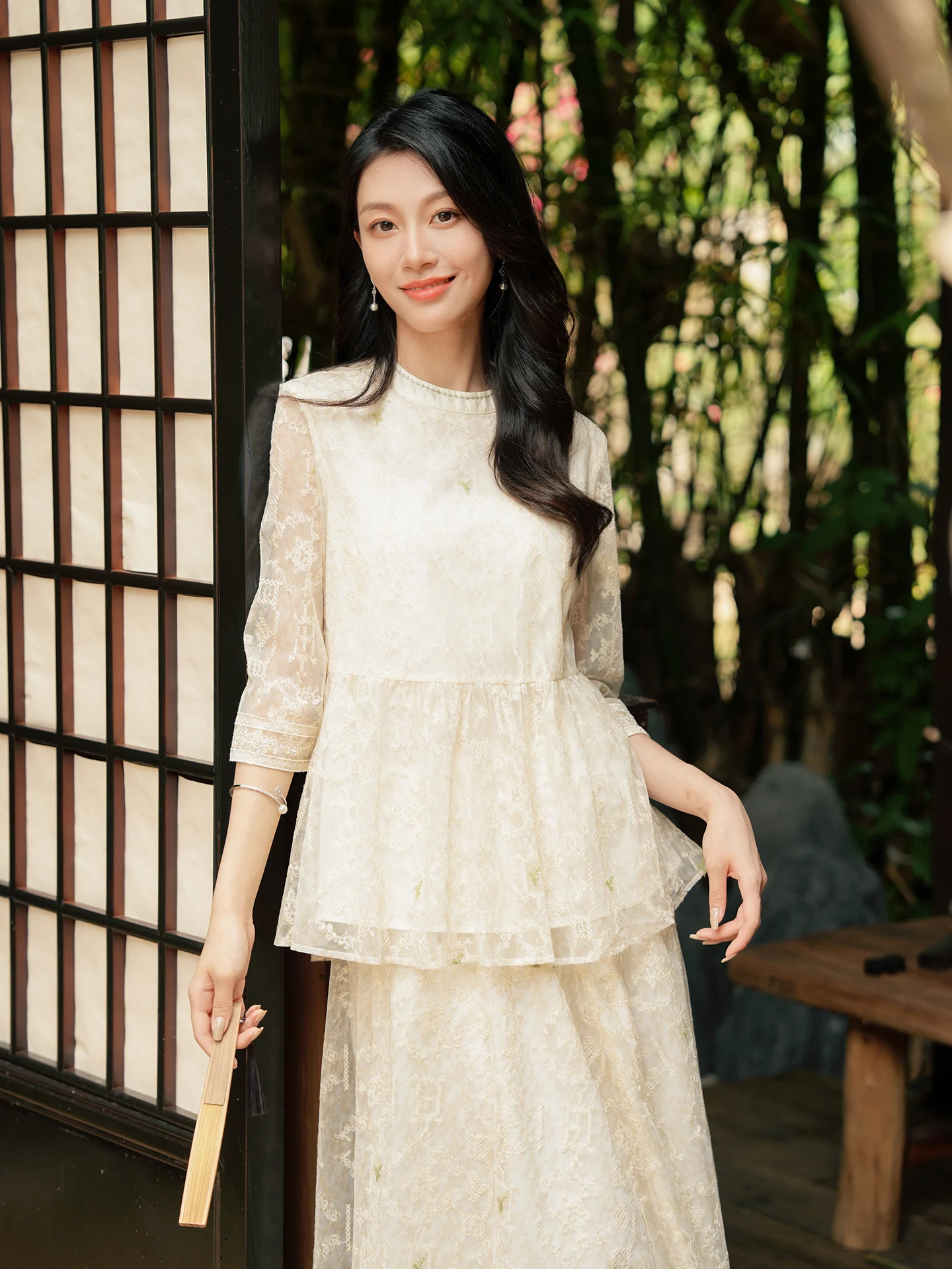 

Faionable орто-резанный круглый Ne Вышитый принт Свободный крой молодежный дизайн Дышащее полиэфирное волокно Лето irt