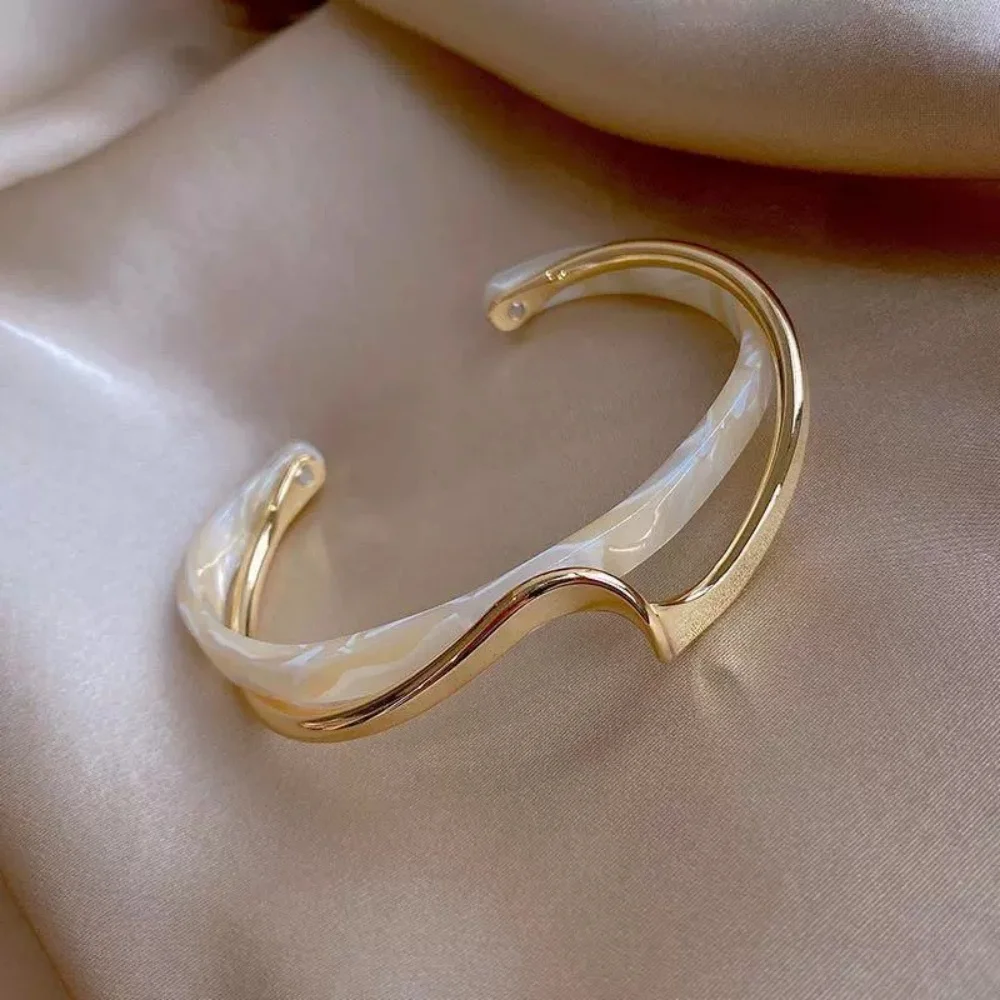 White Shellfish Bracelets Board Bend Metal Bangles Womens Hand Bracelets Geometric C- shaped Opening Bracelets Jewelry Gifts
