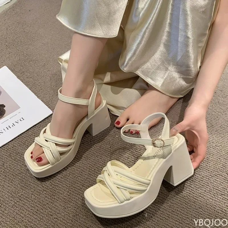Neue Damen-Sandalen mit dicker Sohle und hohem Absatz, Schnallenverschluss und Fischmaul-Design, ideal für den Strand und zu Röcken kombinierbar, Kollektion 2026 – Detail 8