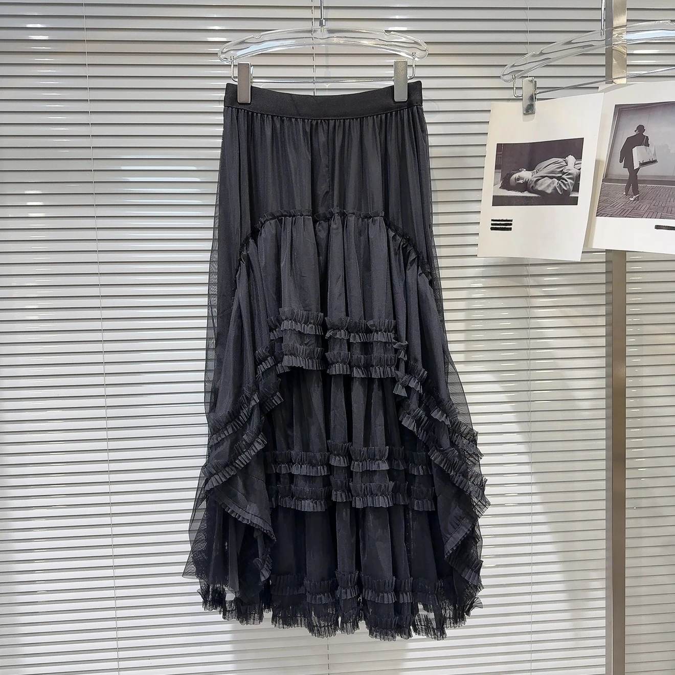 Słodka, długa spódnica z warstwowego tiulu i plisowana spódnica w kształcie litery A do kolan dla kobiet w wieku dwunastki i trzydziestki.