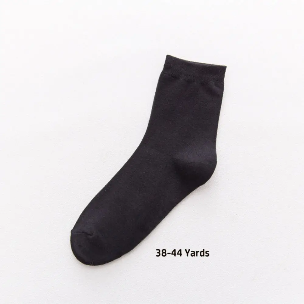 高品質のクラシックメンズソックスは暖かく保ち、通気性のあるメンズミッドチューブソックス、柔らかく快適なクルーソックス、秋と冬に最適です。