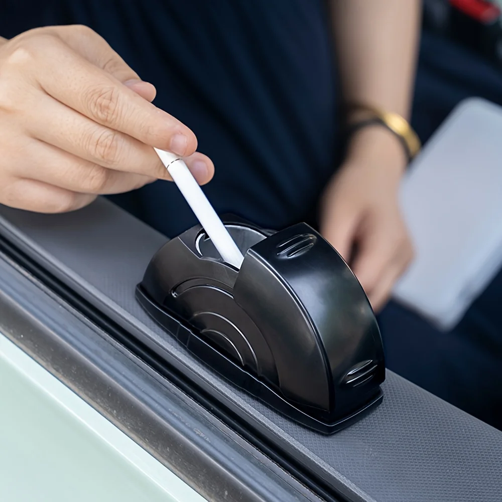 قطعة واحدة من منفضة سجائر السيارة، تخزين رماد مريح، مع مفتاح لفتح الغطاء لمنع منفضة سجائر مستلزمات السيارات الطائرة