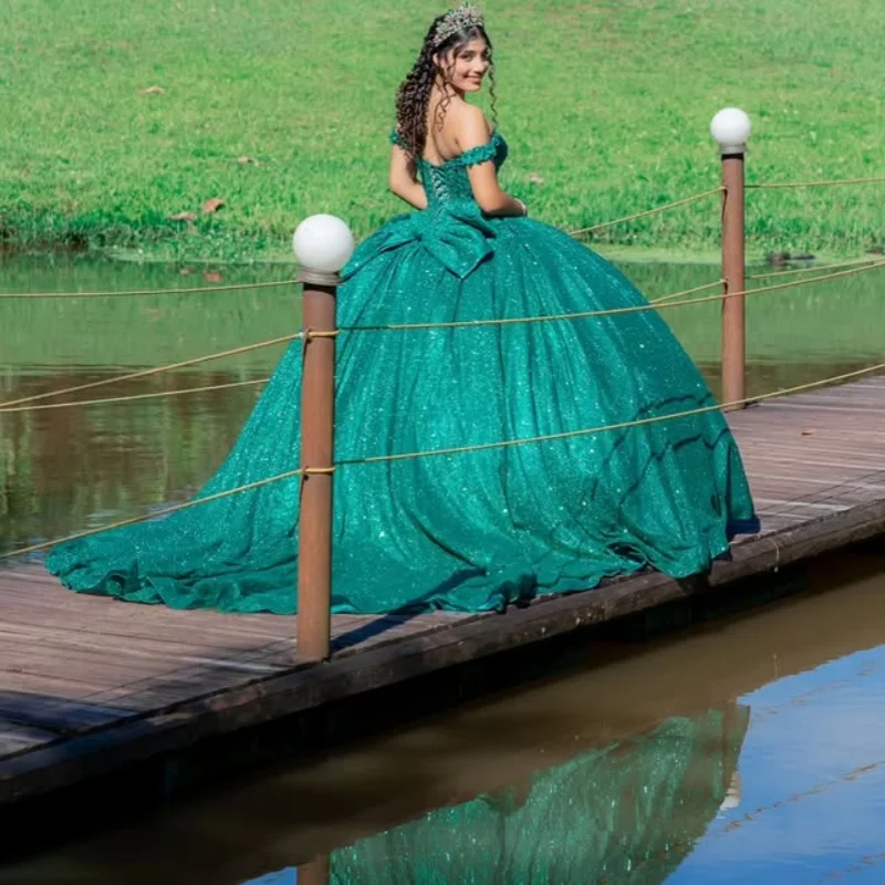 فستان Quinceanera باللون الأخضر الداكن اللامع مع قلادة كريستالية ترتر وذيل طويل وفيونكة فيستدوس دي 15 Quinceanera تخصيص #4