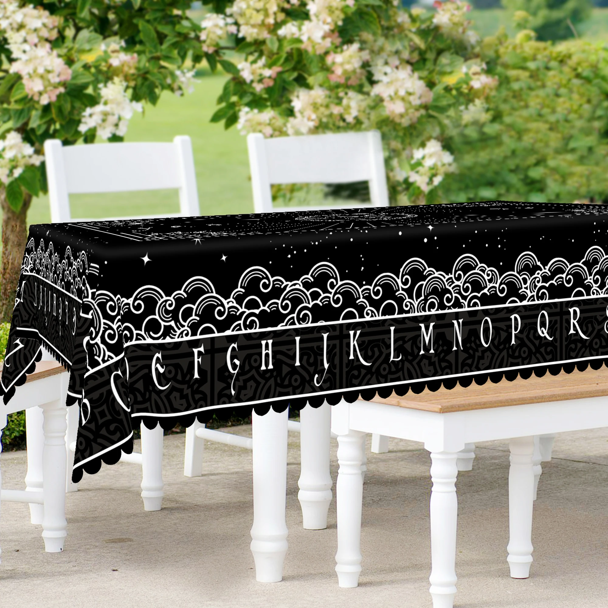 Классическая полиэстеровая скатерть с изображением карты Таро, схема черно-белого цвета, с 26-цветными буквами вокруг краев, принтами солнца и черепа, с тиснением краев, водонепроницаемая, устойчивая к морщинам, подходит для прямоугольных и круглых обеденных столов, подходит для гостиной, обеденного стола, обеденного стола на балкона, праздничного стола, праздничного стола, праздничного стола, летового стола, украшение на свежем вечеринке, украшение на свежем воздухе, летового столешни