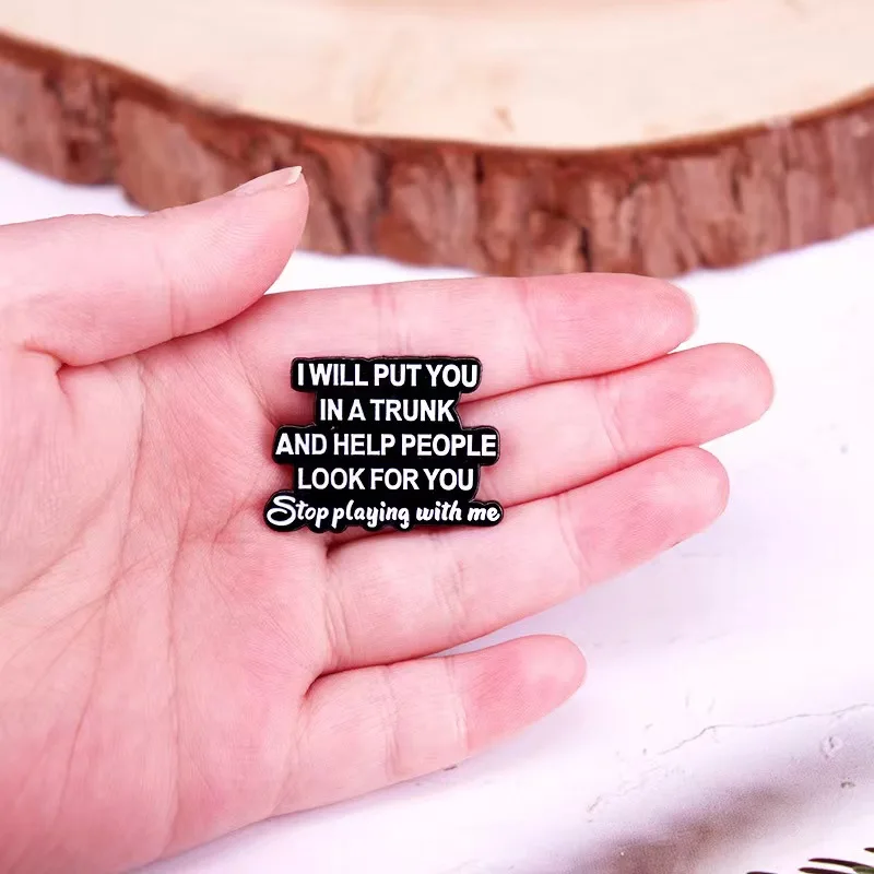 Pin de esmalte de frase inglesa divertida, broche para dejar de jugar con mí, Pin de mochila para hombres, accesorios de ropa de moda, regalo de joyería