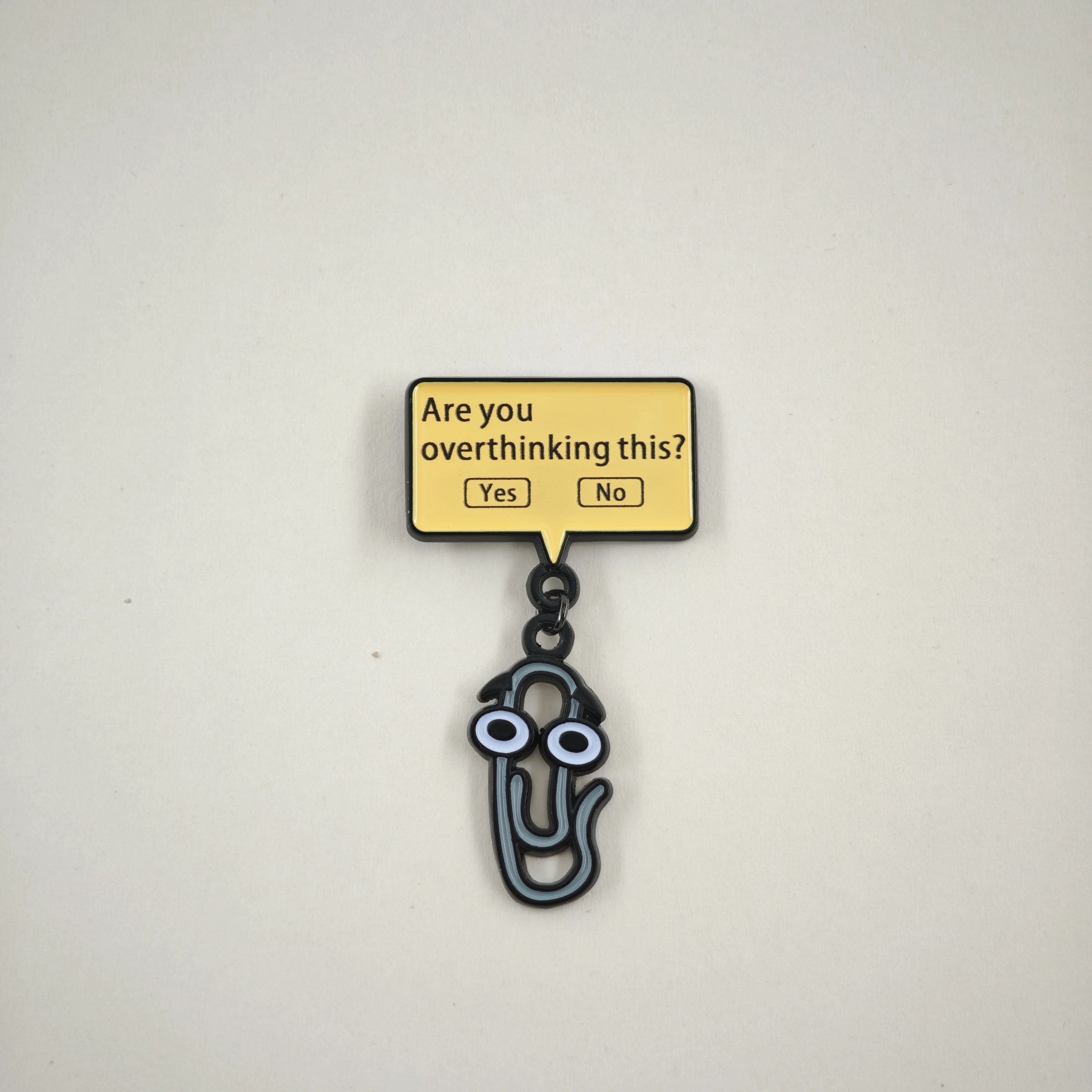 Lustiger Clippy Emaille-Pin Cartoon Büroklammer Metallbrosche Overthinking Meme Anstecknadel Niedliches Schmuckgeschenk für Freunde und Kollegen – Detail 11