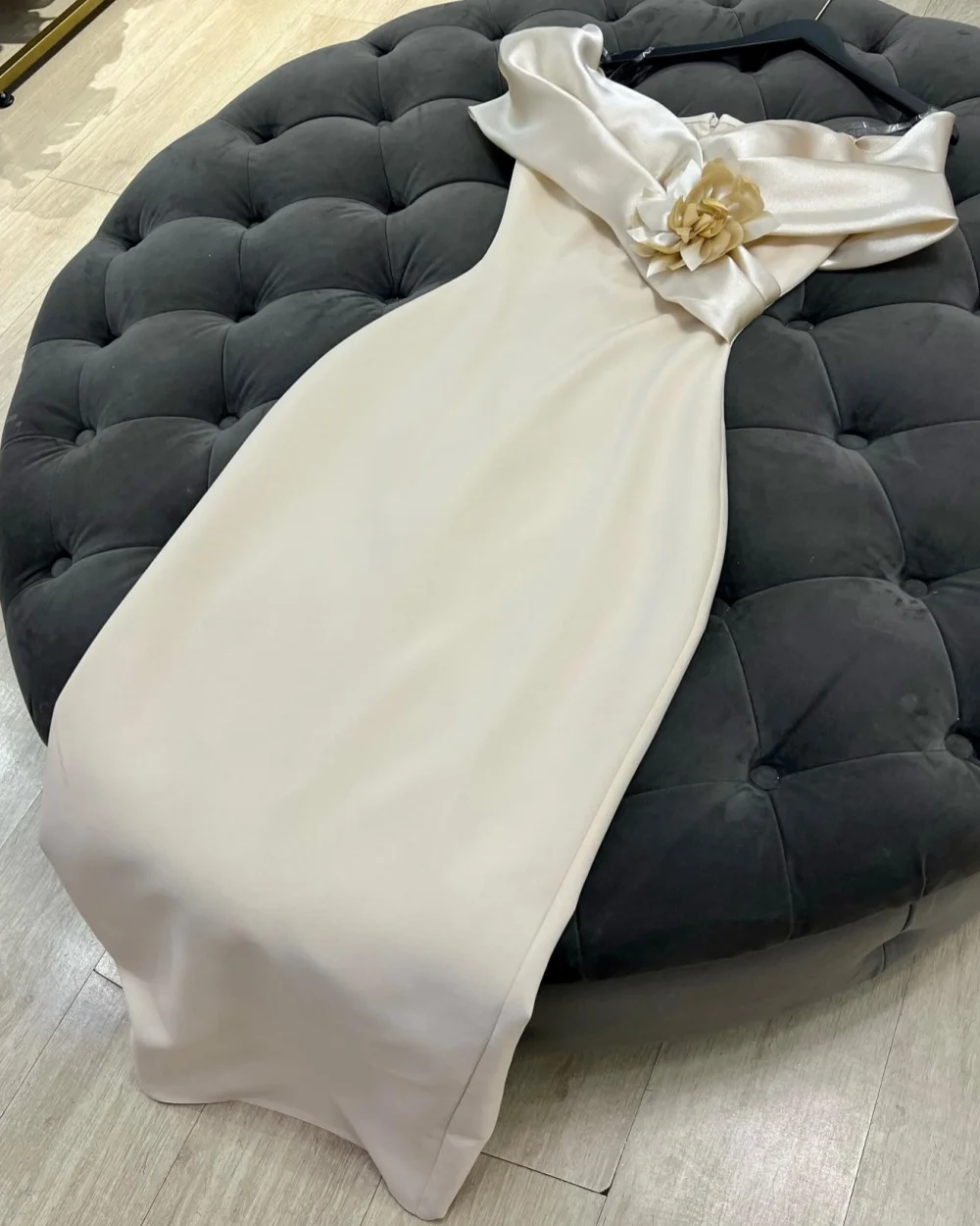 ชุดเดรสยาวปิดไหล่ทรงตรงสไตล์โมเดิร์นที่กำหนดเองหรูหราแฮนด์เมดดอกไม้จีบชุดเดรสโอกาสพิเศษ