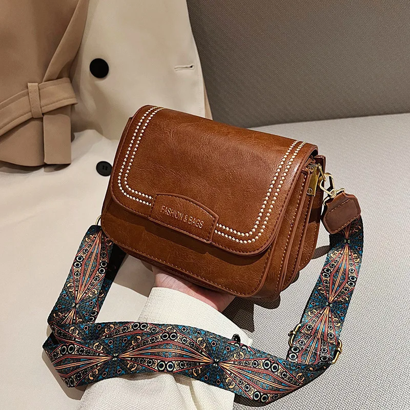 

Текстурированная пригородная сумка 2025 года, женская сумка через плечо с широким ремешком, вощеная квадратная сумка через плечо, модная стильная сумка