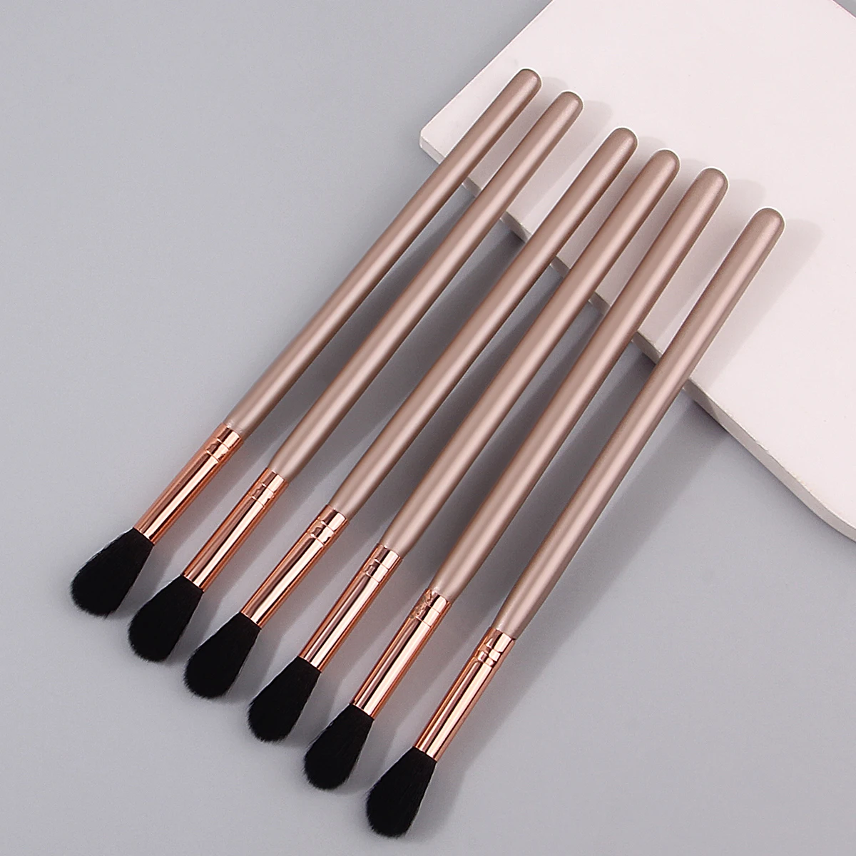 6PCS Champagne-colored makeup brush set:Flame Highlight Brush,Eyeshadow Brush,Nose Shadow Brush,Soft Bristle Facial makeup tools