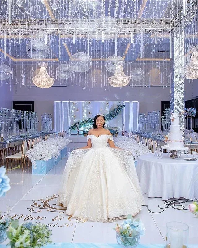 تخصيص كم طويل قبالة الكتف الدانتيل الديكور منتفخ الكرة عالية الجودة تول فستان الزفاف الأنيق ثوب الزفاف