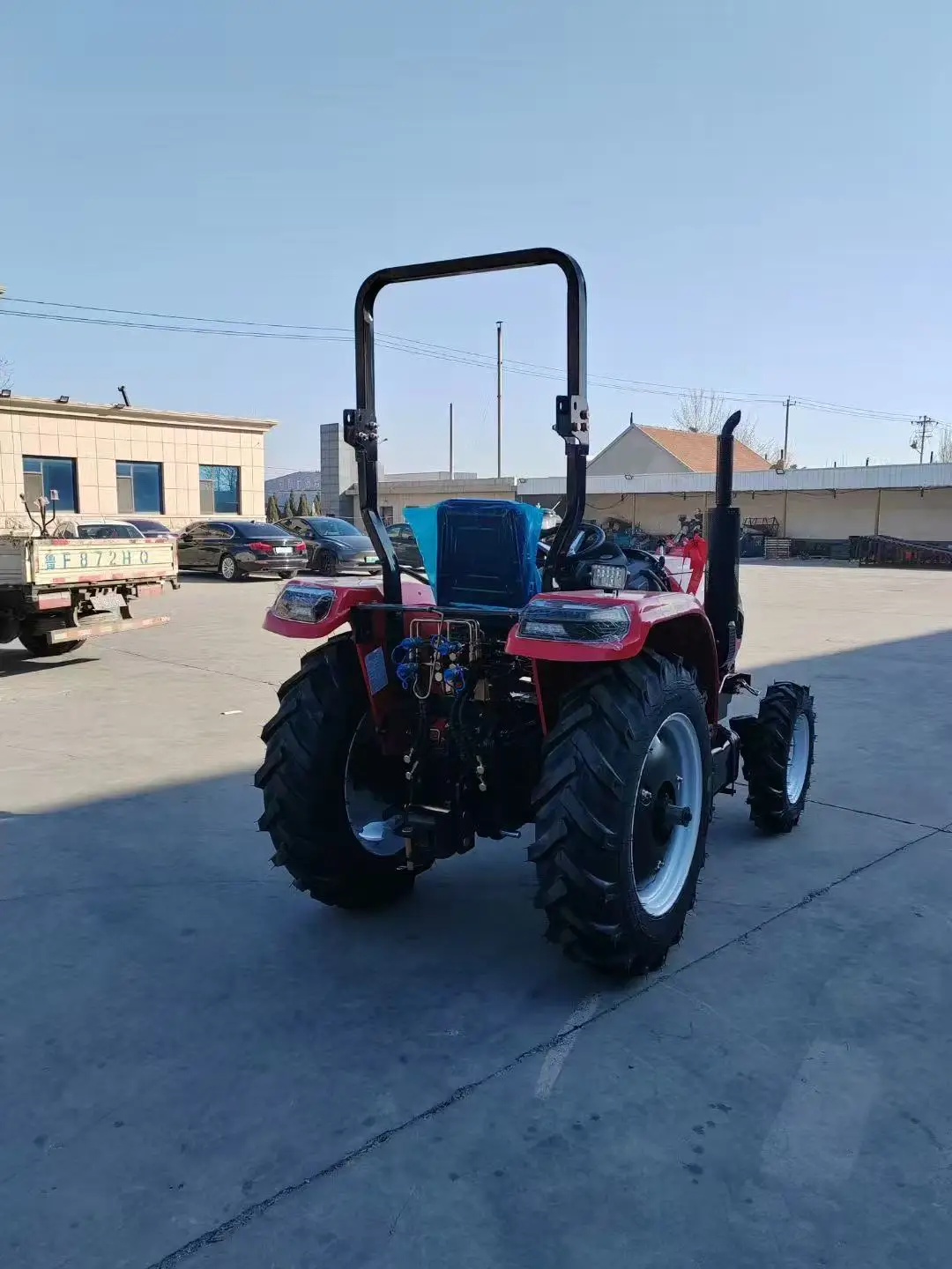 China Manufacturer's Mini 4WD WHEEL Tractor 50HP Farm Accessories with Engine and Gearbox Low Price