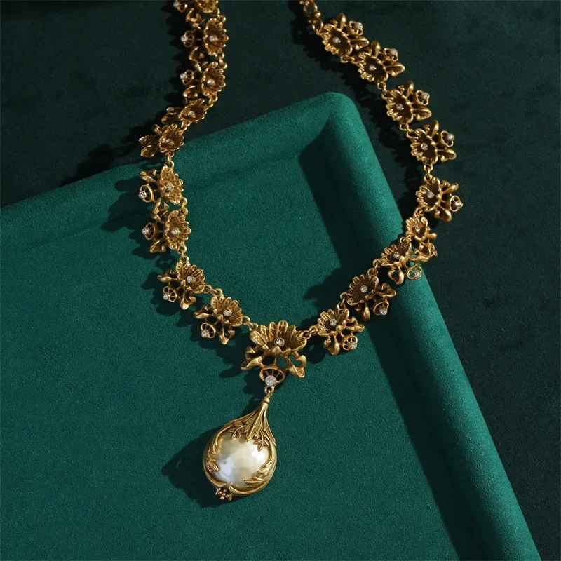 Elegant Baroque Pearl Necklace for Women Vintage Aesthetic Brass Flower Rhinestone Choker Luxury Antique Jewelry Wedding