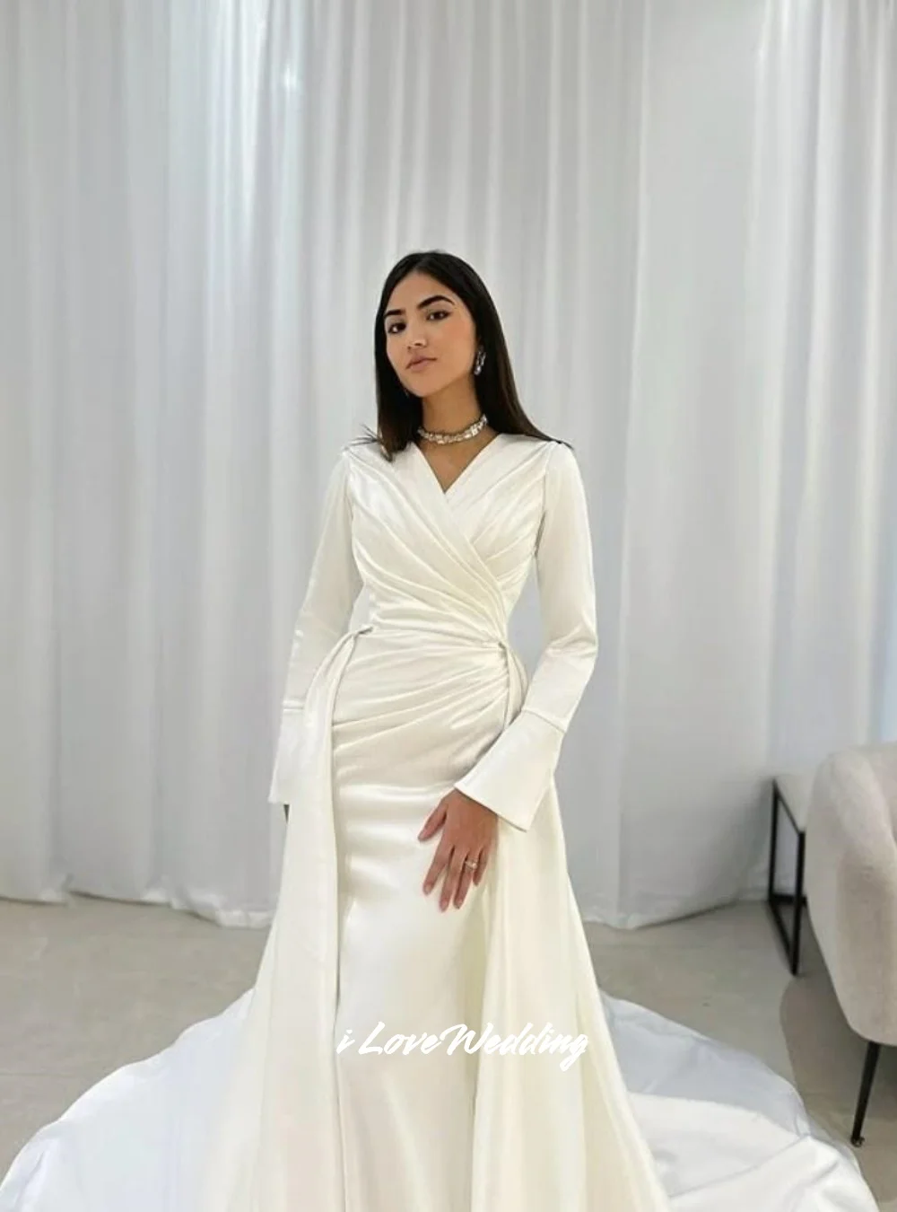 Simple V-Neck Wedding Dresses 2025 Long Sleeve A-Line Detachable Trailing Arabic Bridal Gowns Muslim Dubai Pleated Customized