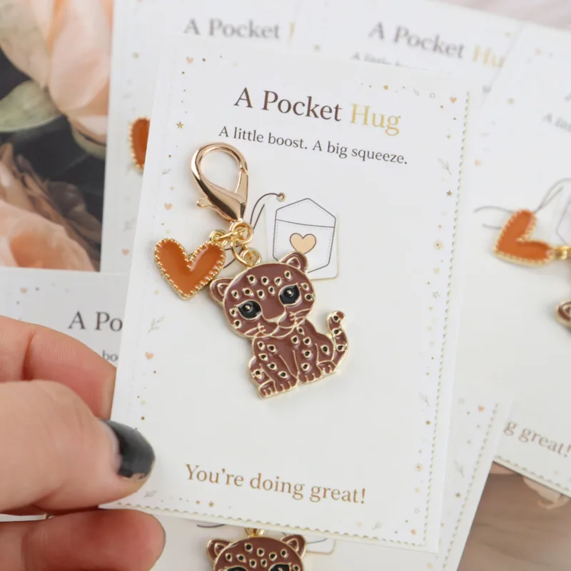10/12pcs 2dLucky Leopard Love Series Keychain Set Accompanying cards with positive messages To colleagues and friends at work，Su