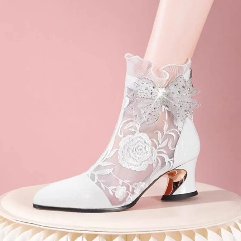 

2025 г. Женские модные ботинки больших размеров, босоножки на щиколотке с кружевной вышивкой, ботинки с кристаллами и галстуком-бабочкой на молнии сзади, стильная летняя обувь в стиле ретро
