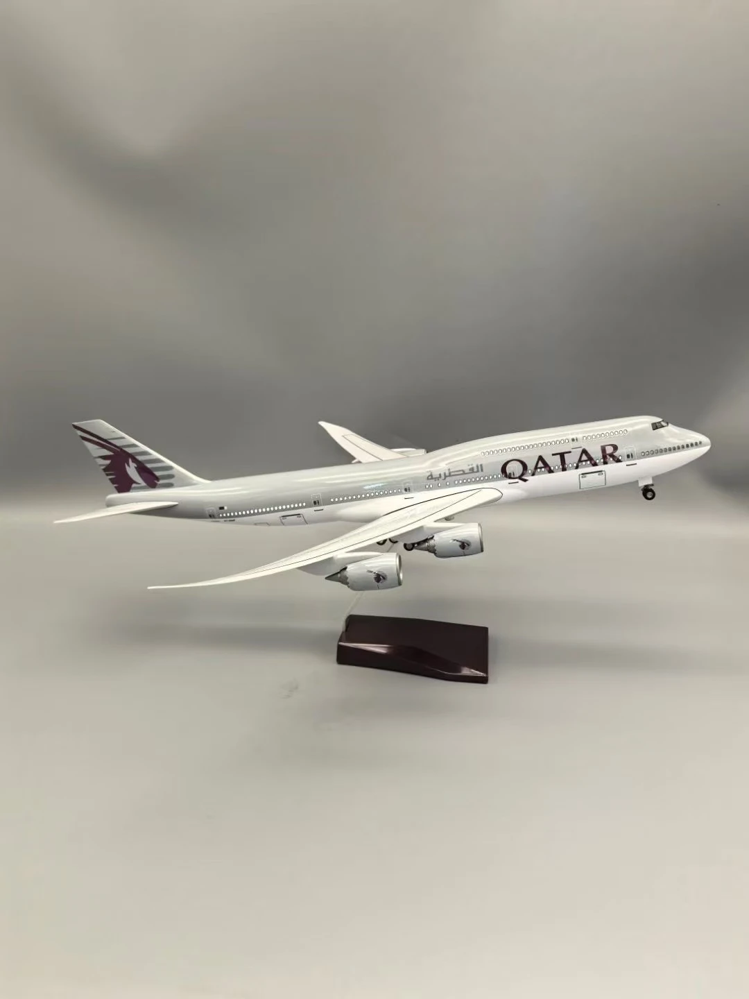 B747 نموذج طائرة 1:130 مقياس الطائرات قطر دييكاست الراتنج مجموعة الطائرات مع أضواء LED عرض ديكور المنزل