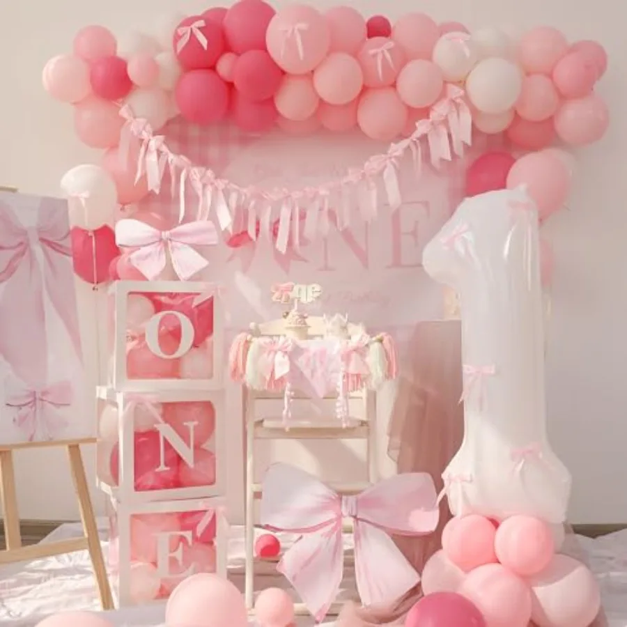 

Розовые украшения с бантом для дня рождения девочки: арка из розовых и белых шаров, фон, баннер для стульчика, шары для первого дня рождения