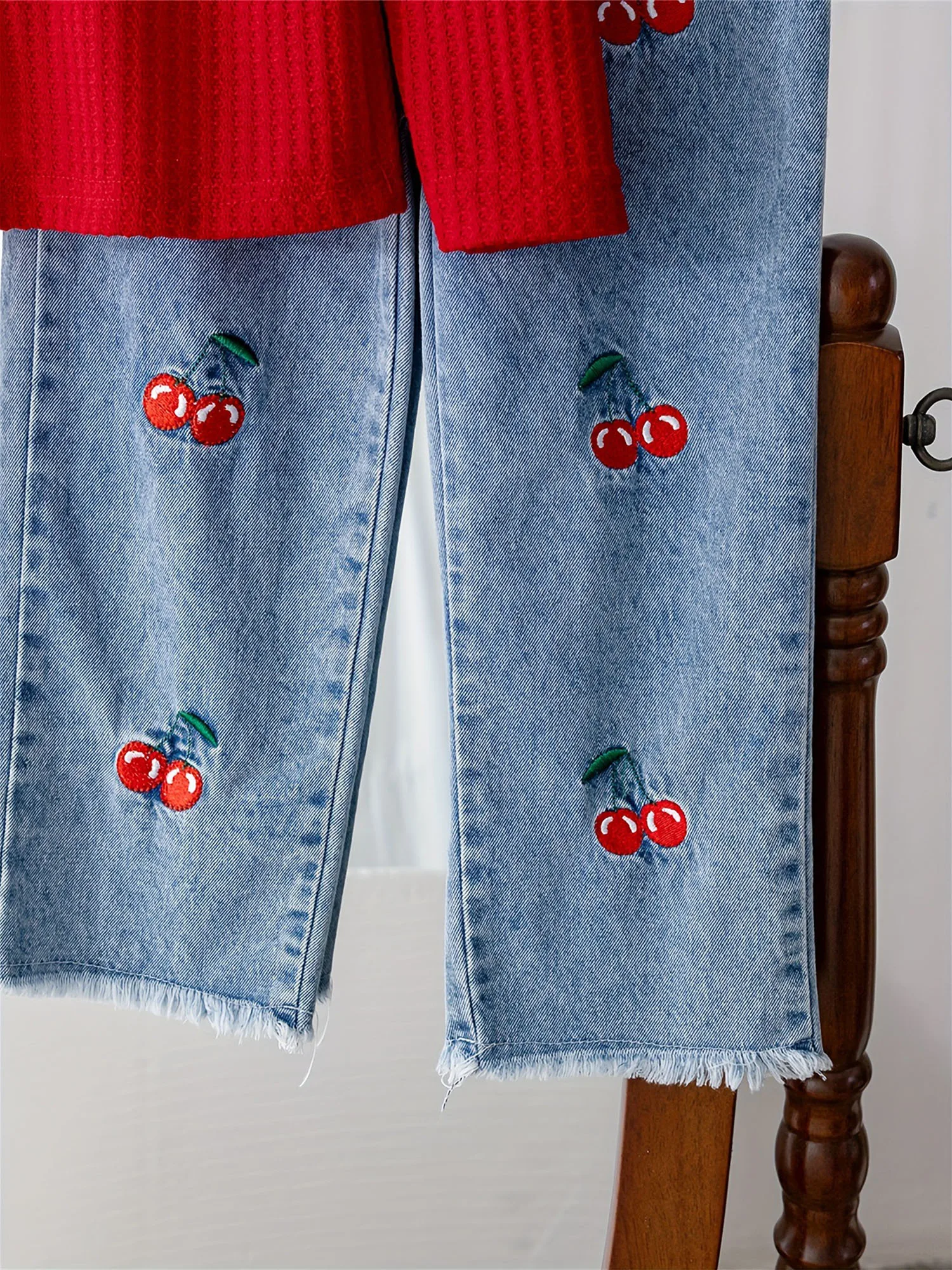 어린이 소녀 의류 복장 체리 자수가 있는 긴 소매 질감 탑 데님 바지 봄 가을 학교 일상복