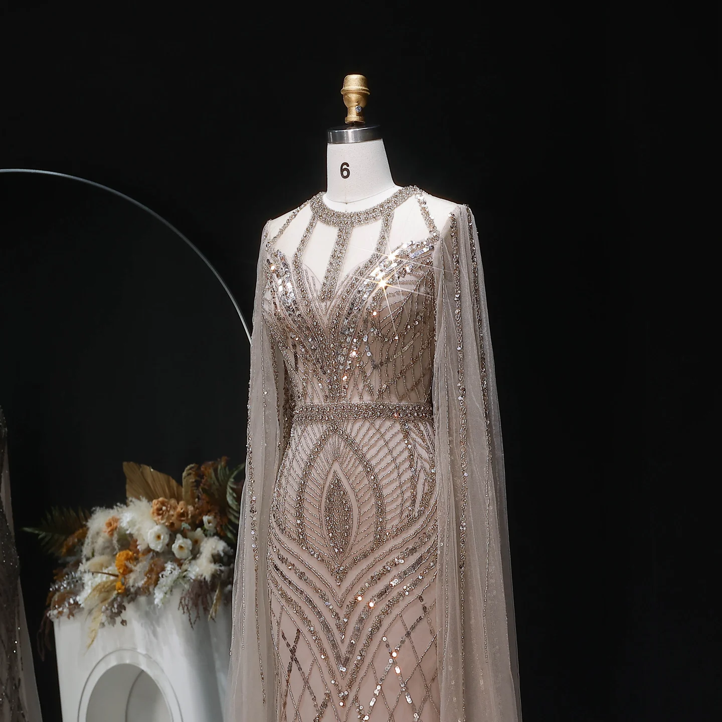 Sharon Said Luxuriöses Rosa O-Ausschnitt Etuikleid mit Cape-Ärmeln, Paillettenbesetztes Abendkleid für Damen SS126 Maßanfertigung – Detail 14