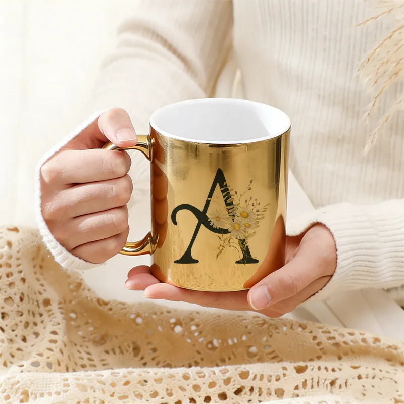 2026 Neue Mode Minimalistischer Stil Blumen-Buchstaben-Druck Wasserbecher Kaffeetasse Teetasse Milchbecher Goldene Tassen Partygeschenke für Freundin