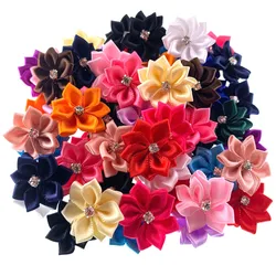 40Pcs 웨딩 바느질을 위한 흰색 라인스톤이 있는 수제 새틴 패브릭 꽃 DIY 공예 아플리케 2.8cm
